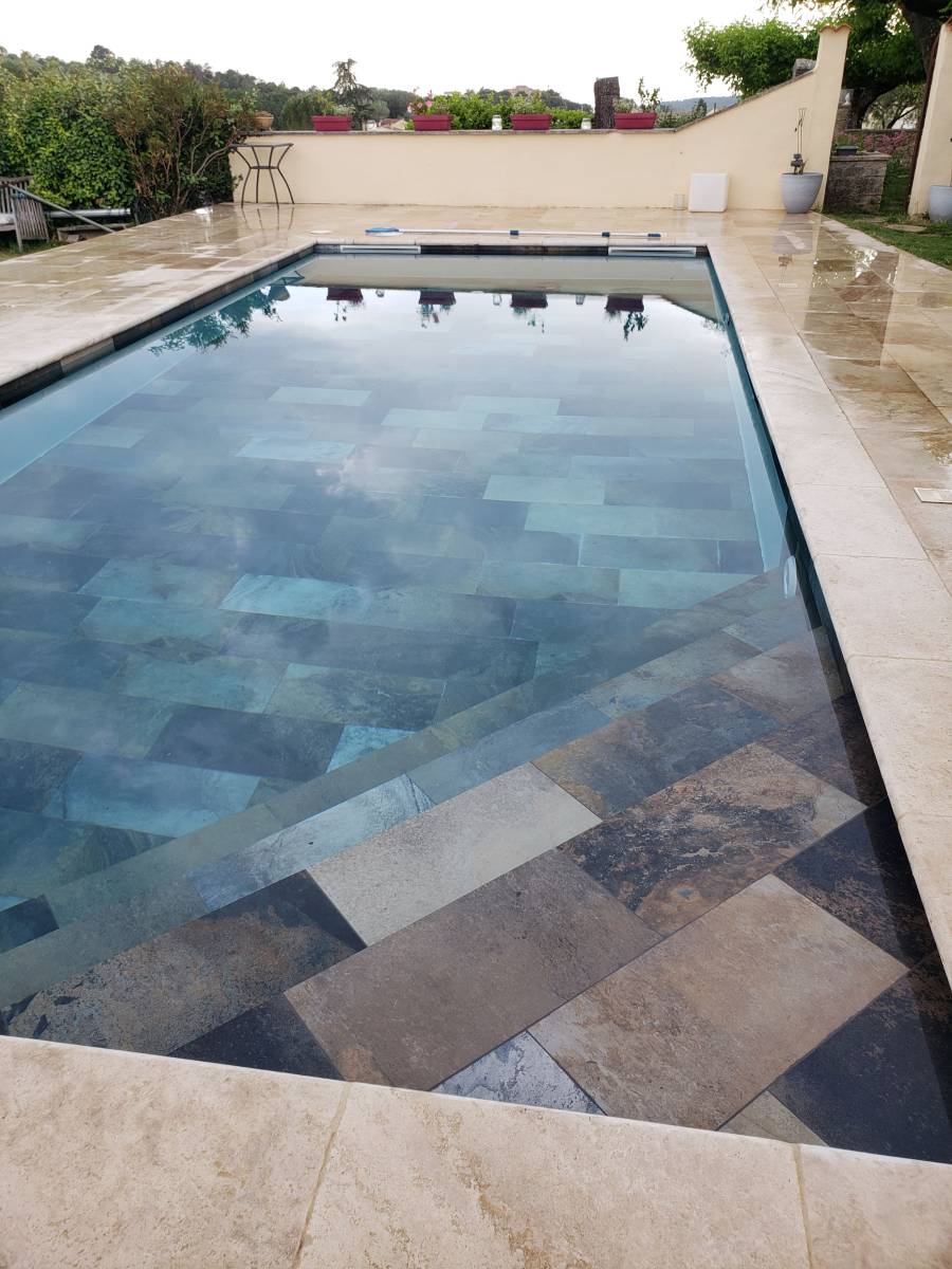Carrelage imitation pierre de Bali pour intérieur piscine à Vaison la Romaine