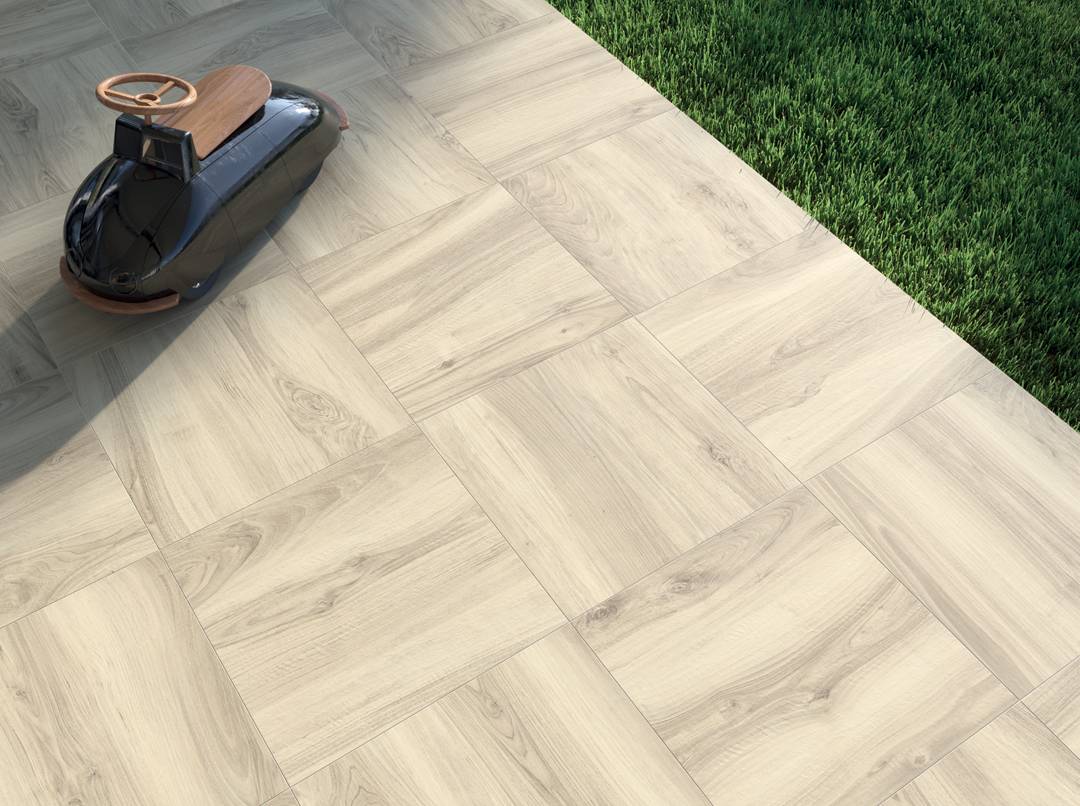 Dallage en carreaux imitation bois pour son extérieur près de Noves