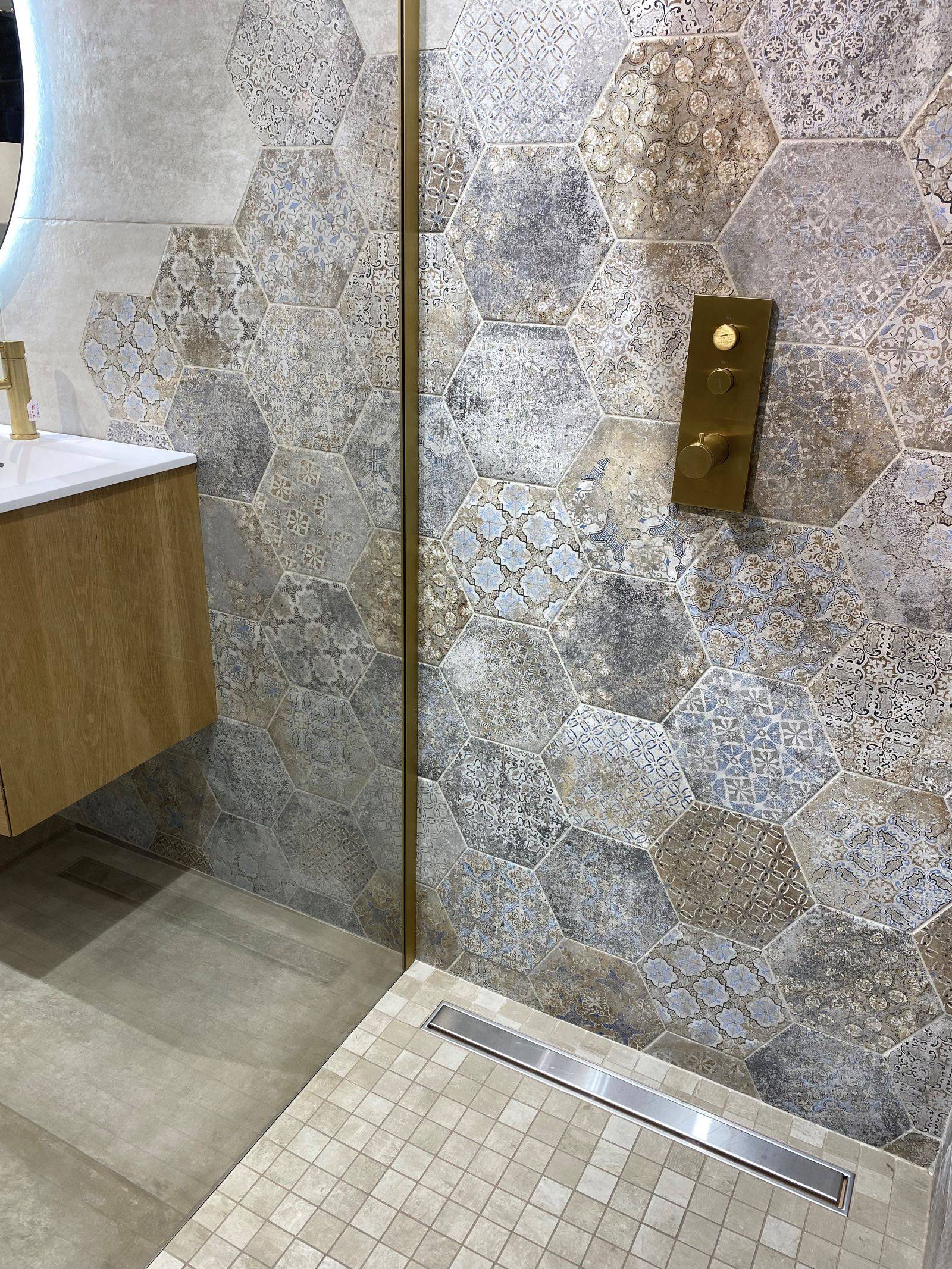 Grès cérame hexagone pour salle de bain à Vaison la Romaine