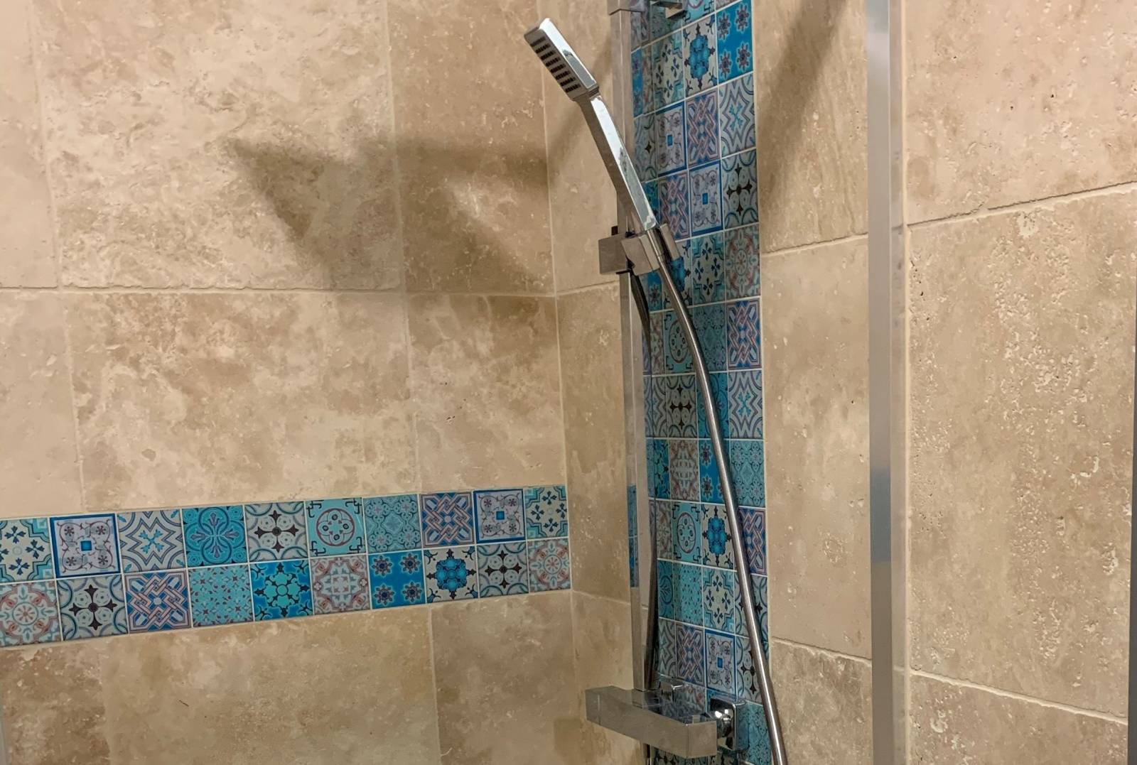 Salle de bain en travertin près d'Uchaux
