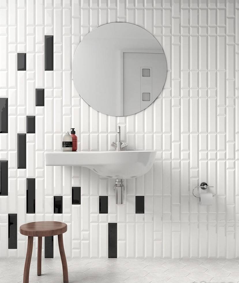 Carrelage style métro pour salle de bain en noir et blanc à Violès