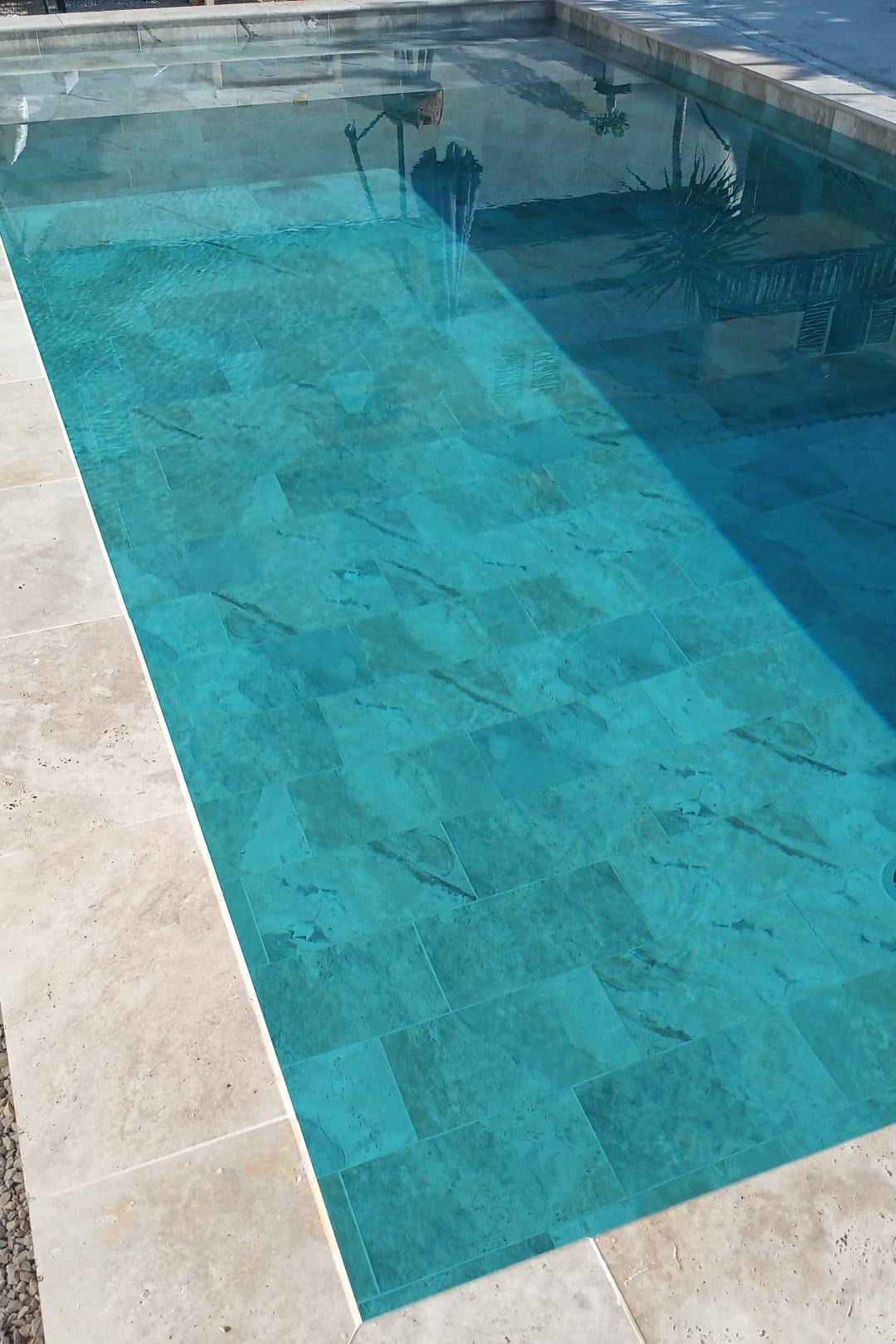 Piscine avec intérieur en carreaux imitation pierre de Bali prsè de Bédarrides (84)