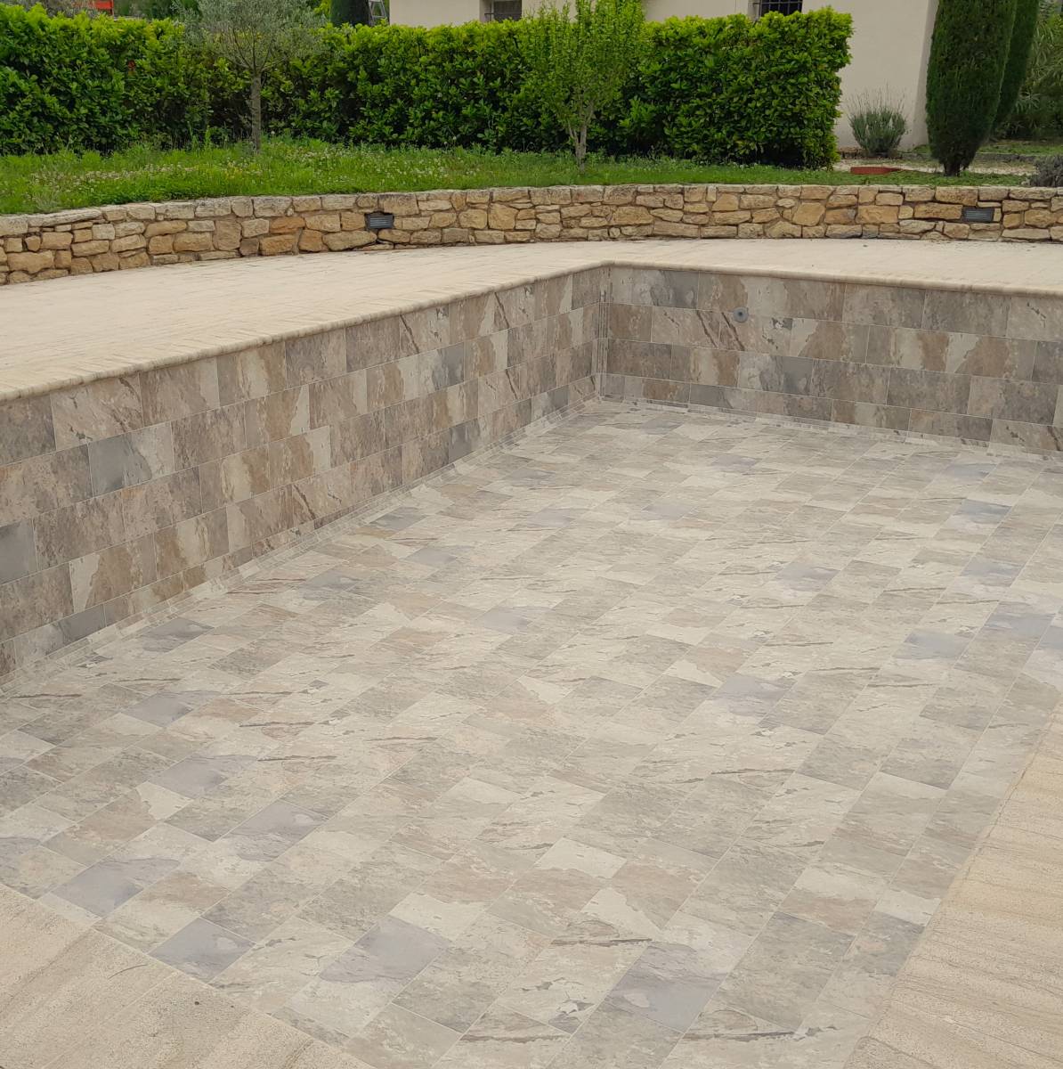 Carreaux imitation pierre de Bali beige dans une piscine à Pernes-les-Fontaines (84)