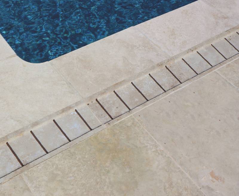 Toiur de piscine et margelles en pierre naturelle près d'Orange