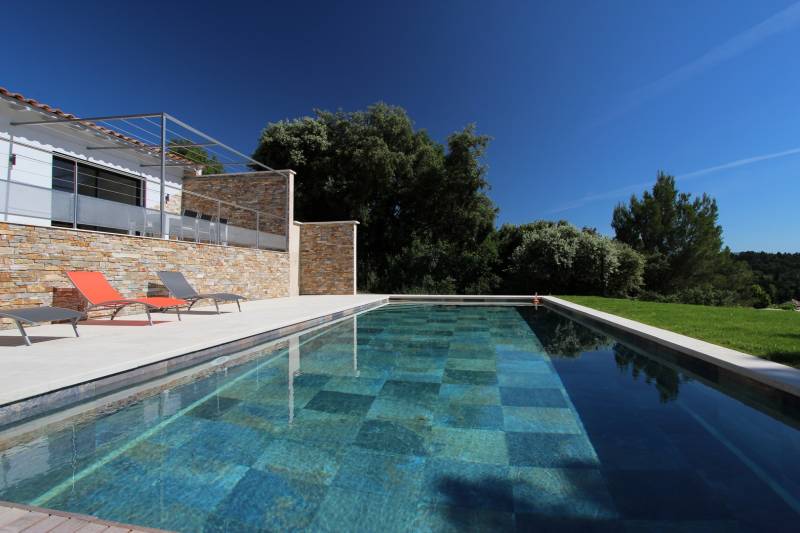 Acheter un carrelage imitation pierre de Bali pour intérieur piscine à Saint Remy de Provence