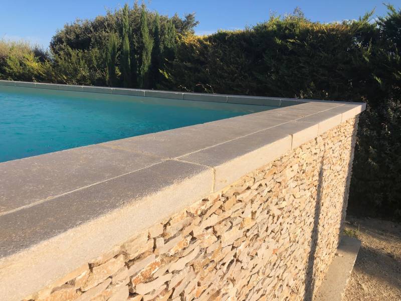 Revêtir sa piscine avec une Pierre d'Egypte et des margelles du Maroc