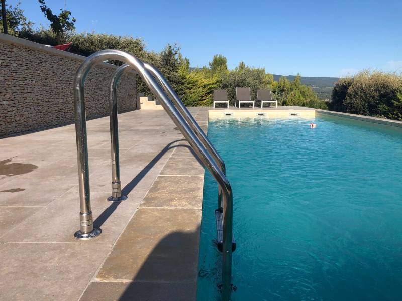 Revêtir sa piscine avec une Pierre d'Egypte et des margelles du Maroc