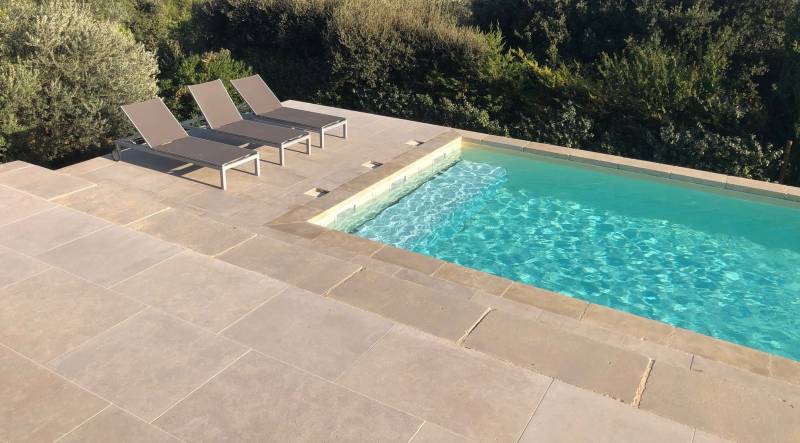 Revêtir sa piscine avec une Pierre d'Egypte et des margelles du Maroc
