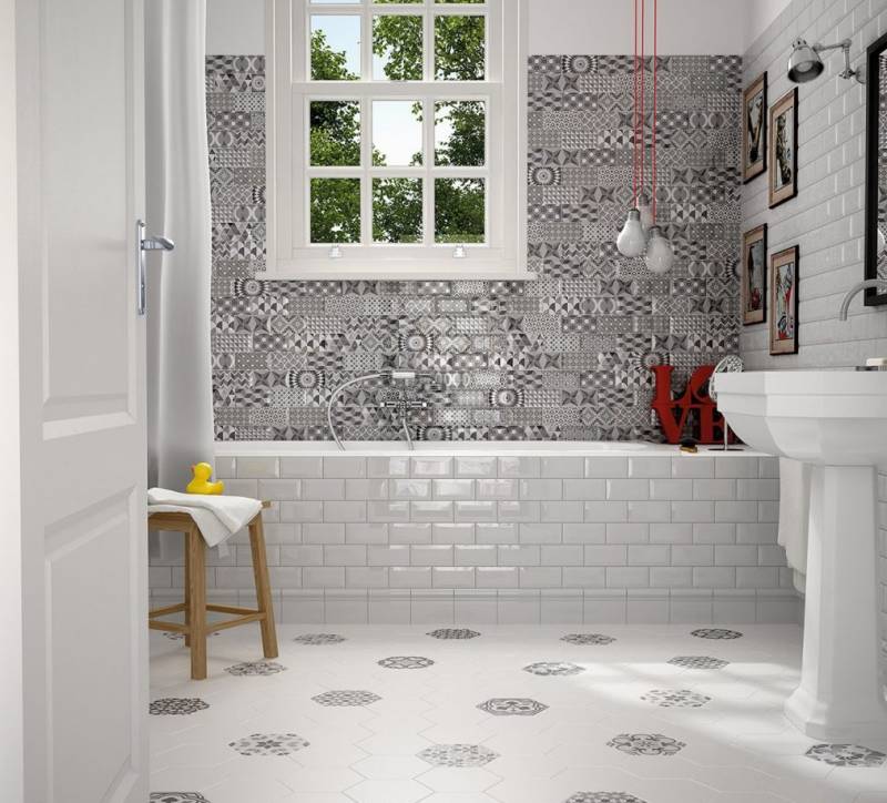 Salle de bain avec carreaux métro blancs à Vacqueyras