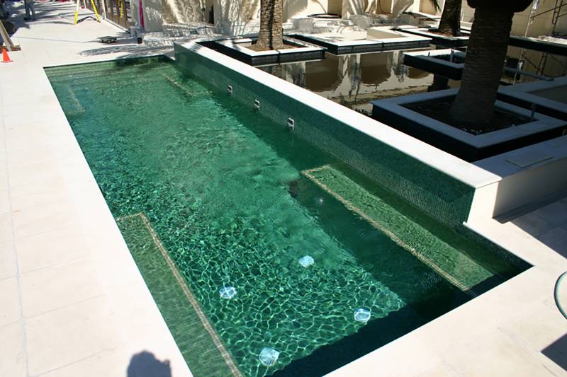 Poser de la mosaïque dans sa piscine chez un prestataire