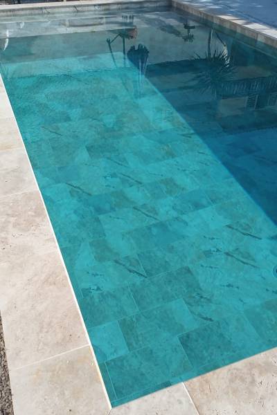Piscine avec intérieur en carreaux imitation pierre de Bali prsè de Bédarrides (84)