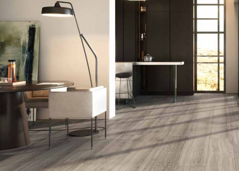 Carrelage imitation bois gris près de Sainte Cécile les Vignes