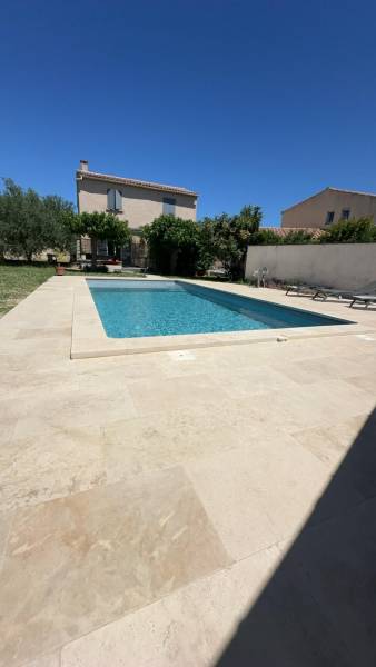 Margelles de piscine en travertin façonnage sur mesure à Sarrians