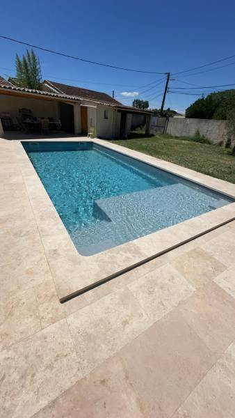 Margelles de piscine en travertin façonnage sur mesure à Sarrians