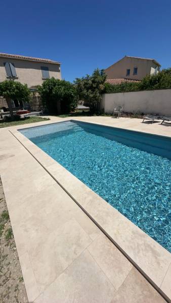 Margelles de piscine en travertin façonnage sur mesure à Sarrians
