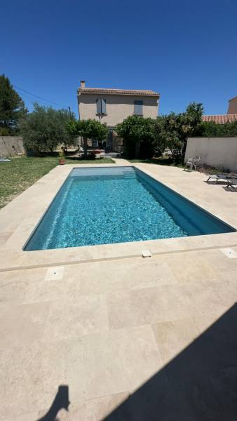 Margelles de piscine en travertin façonnage sur mesure à Sarrians